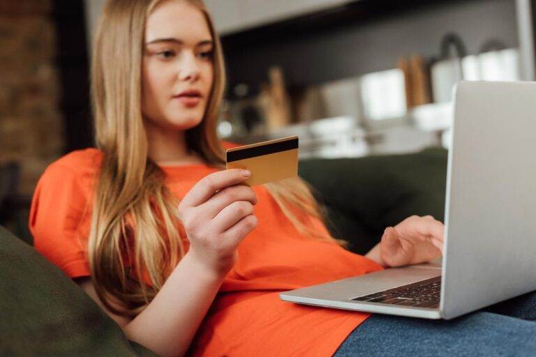 Cum să eviți capcanele și escrocheriile online la cumpărături