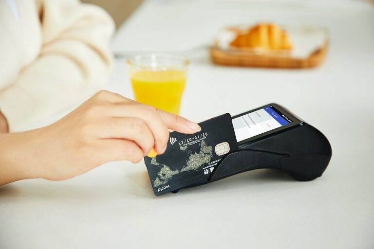 Avatajele si Dezavantajele unui Card de Credit