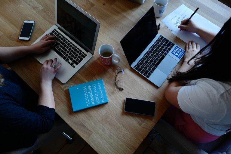 Laptopuri pentru prezentări: tablete cu ecrane rotative și posibilitate de scriere