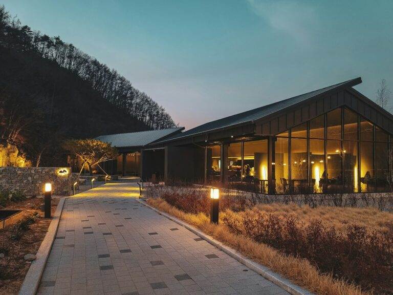 Un sistem de iluminat exterior pentru a lumina grădina noaptea